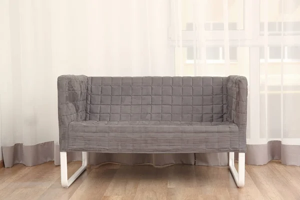 Canapé confortable dans le salon moderne — Photo