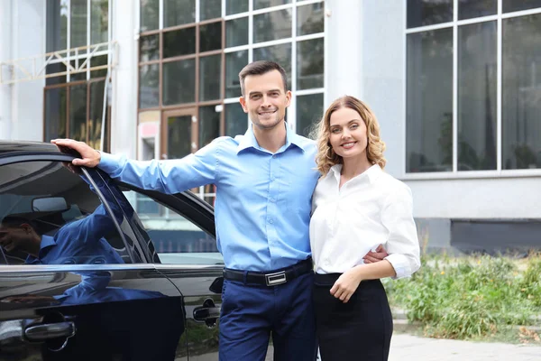 Casal de pé perto do carro — Fotografia de Stock