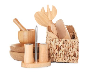 Beyaz arka planda ahşap mutfak aletleri