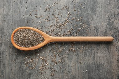Chia tohum masada tahta kaşıkla