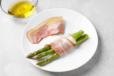 Kuşkonmaz pastırma ile plaka sarılmış