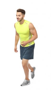 Genç adam çalıştıran spor giyim  