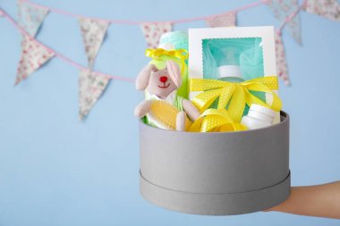 Bebek duş hediyeler ile karton kutu