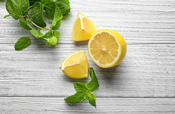 Mint and lemon on wooden background — Stock Photo, Image