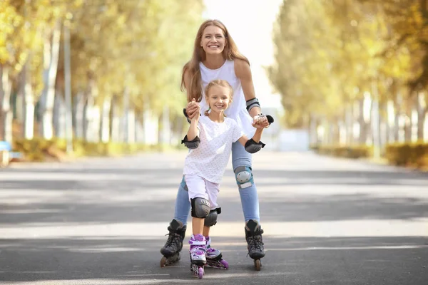 Madre con figlia pattinatrice nel parco — Foto Stock