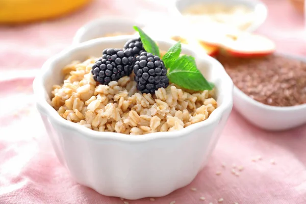 Leckere Haferflocken mit Beeren — Stockfoto