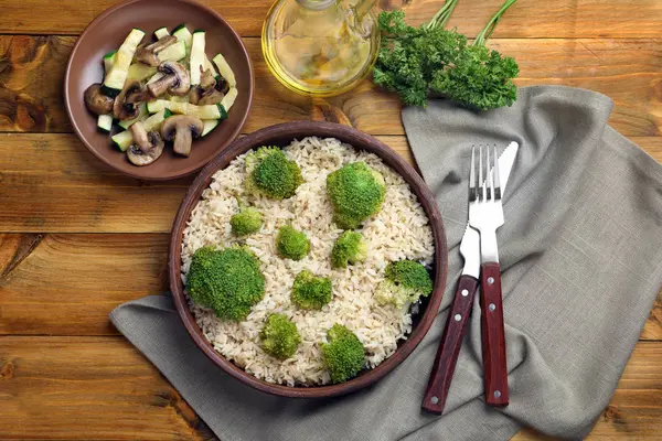 Composition avec bol de riz brun et brocoli sur la table — Photo