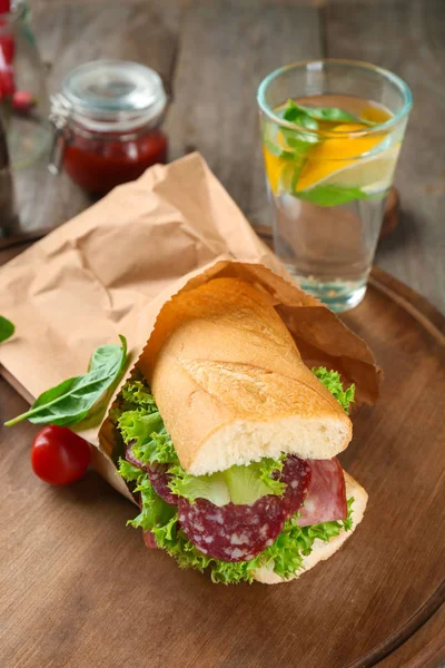 おいしいソーセージのサンドイッチ — ストック写真