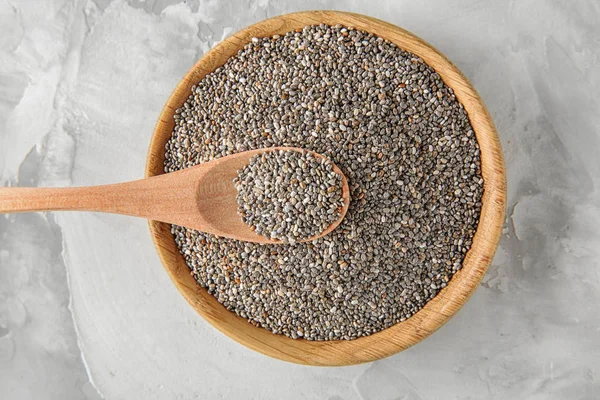 Kom met chia zaden en lepel op tafel — Stockfoto