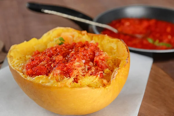 De helft van de gevulde spaghetti squash — Stockfoto