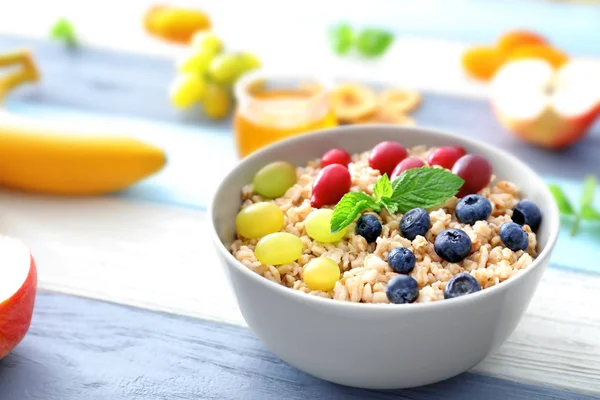 Nutritious oatmeal with berries — Stock Photo, Image