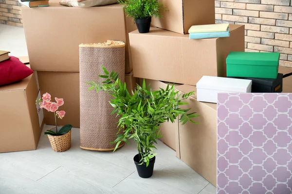 Cajas de cartón y artículos de interior en el suelo en la habitación. Mudanza concepto casa — Foto de Stock