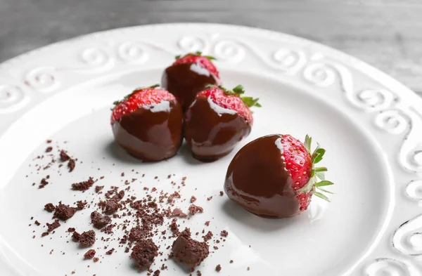 Teller mit leckeren Erdbeeren mit Schokolade überzogen — Stockfoto
