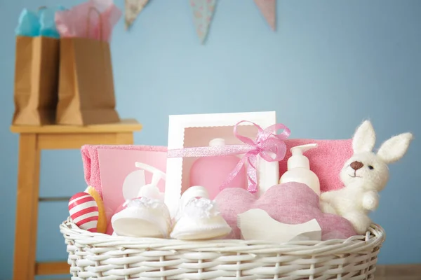 Panier avec cadeaux de douche bébé — Photo