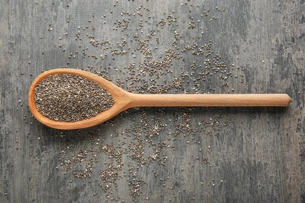 Chia tohum masada tahta kaşıkla — Stok fotoğraf