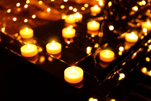 Пианино с рождественскими огнями и свечами, крупным планом — стоковое фото