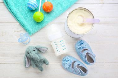 Bebek süt formülü ahşap masa üzerinde besleme şişe ile kompozisyon