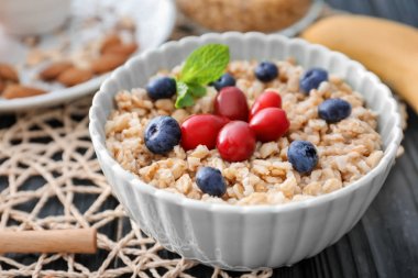 smakelijke havermout met bessen
