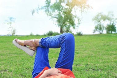 kadın yeşil çimenlerin üzerinde rahatlatıcı 