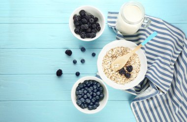 Çilek ile Besleyici yulaf ezmesi 