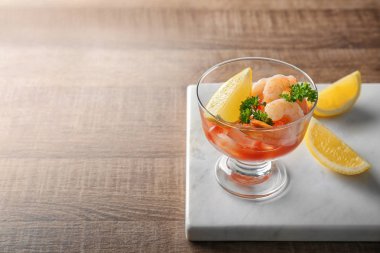 Karides kokteyl, masada maydanoz ve limon ile kase