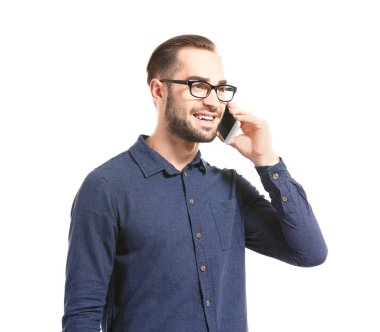 Çekici bir genç adam ile smartphone  