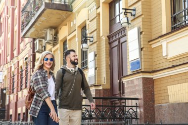 Mutlu genç turist şehir sokakta yürüme