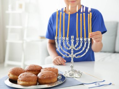 Yahudi çocuk yıldırım menorah evde