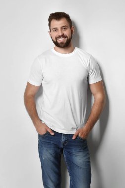 Açık renkli yakışıklı adam