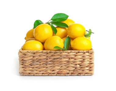 Olgun sarı limon ile hasır kutu