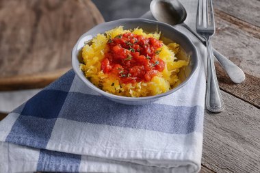 Lezzetli spagetti squash tablo ile plaka