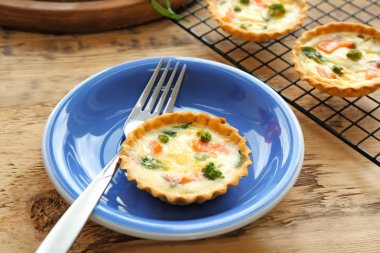 Lezzetli somon tartı ile plaka