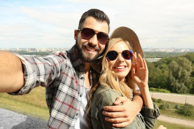 Selfie açık havada alarak mutlu genç turist