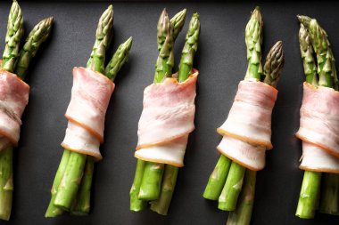 Kuşkonmaz pastırma ile plaka sarılmış