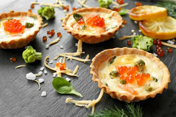 Tartes de salmão saborosas na mesa — Fotografia de Stock