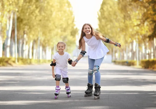 Madre con figlia pattinatrice nel parco — Foto Stock