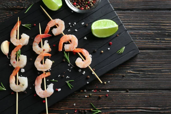 Delicious shrimp skewers — Stock Photo, Image