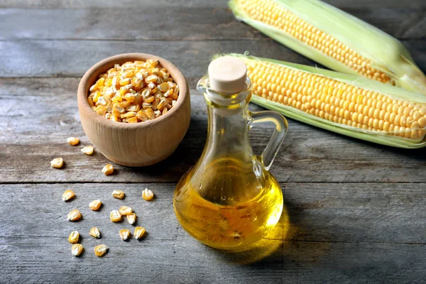 Glass bottle with corn oil and dried kernels — Stock Photo, Image