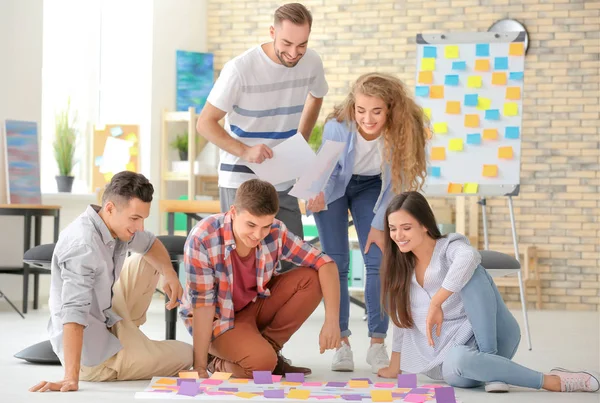 Equipo de jóvenes profesionales empresariales que se reúnen en la oficina — Foto de Stock