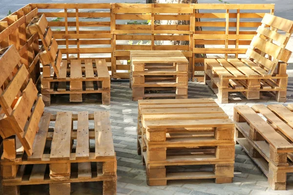 İkincil hammadde yapılan mobilyaları ile açık kafe — Stok fotoğraf