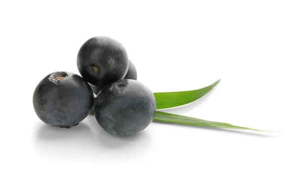 Fresh acai berries, isolated on white — Stock Photo, Image