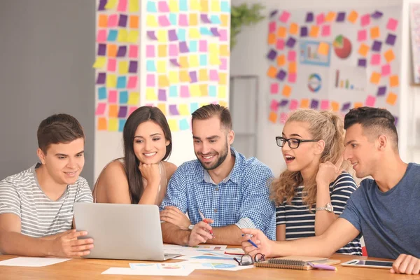 Equipo de jóvenes profesionales empresariales que se reúnen en la oficina — Foto de Stock