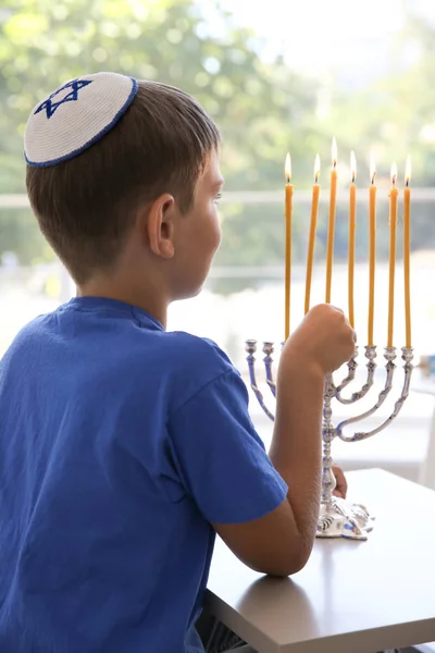 Menora židovský chlapec blesk doma — Stock fotografie