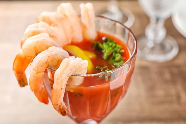 Copo com cocktail de camarão e molho de tomate, close-up — Fotografia de Stock