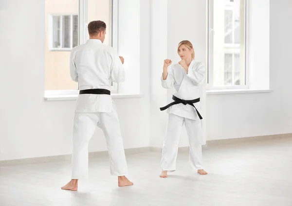 Hombre y mujer practicando karate — Foto de Stock