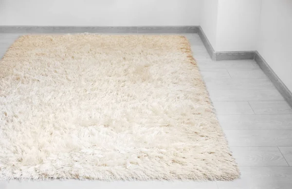 Biały miękki dywan na drewniane podłogi w pomieszczeniu — Zdjęcie stockowe