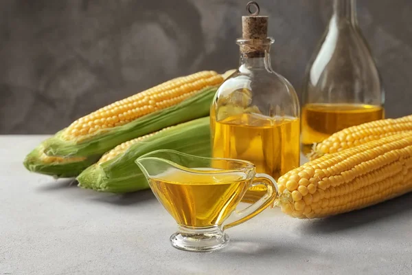 Посуд з кукурудзяною олією на столі — стокове фото