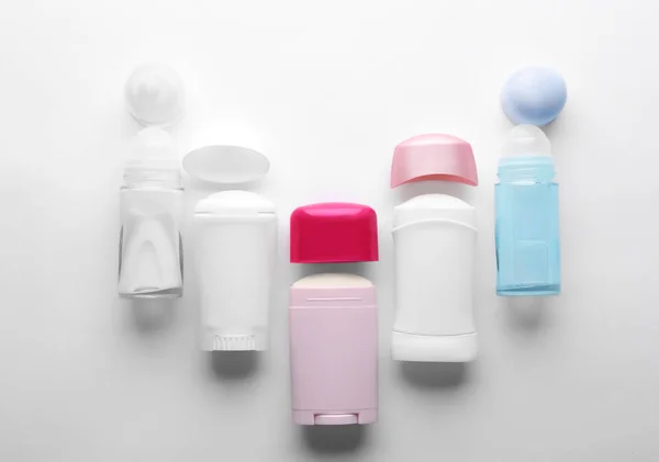 Kadınlar için çeşitli deodorantlar — Stok fotoğraf