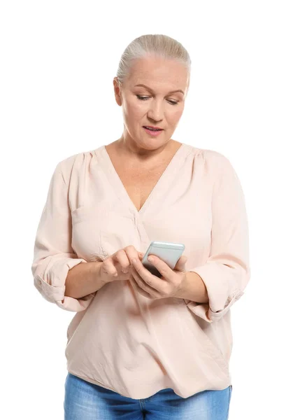 Ανώτερος γυναίκα που χρησιμοποιούν κινητό τηλέφωνο, απομονώνονται σε λευκό — Φωτογραφία Αρχείου