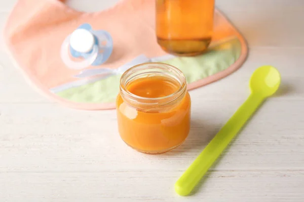 Jar of tasty baby food — Stock Photo, Image